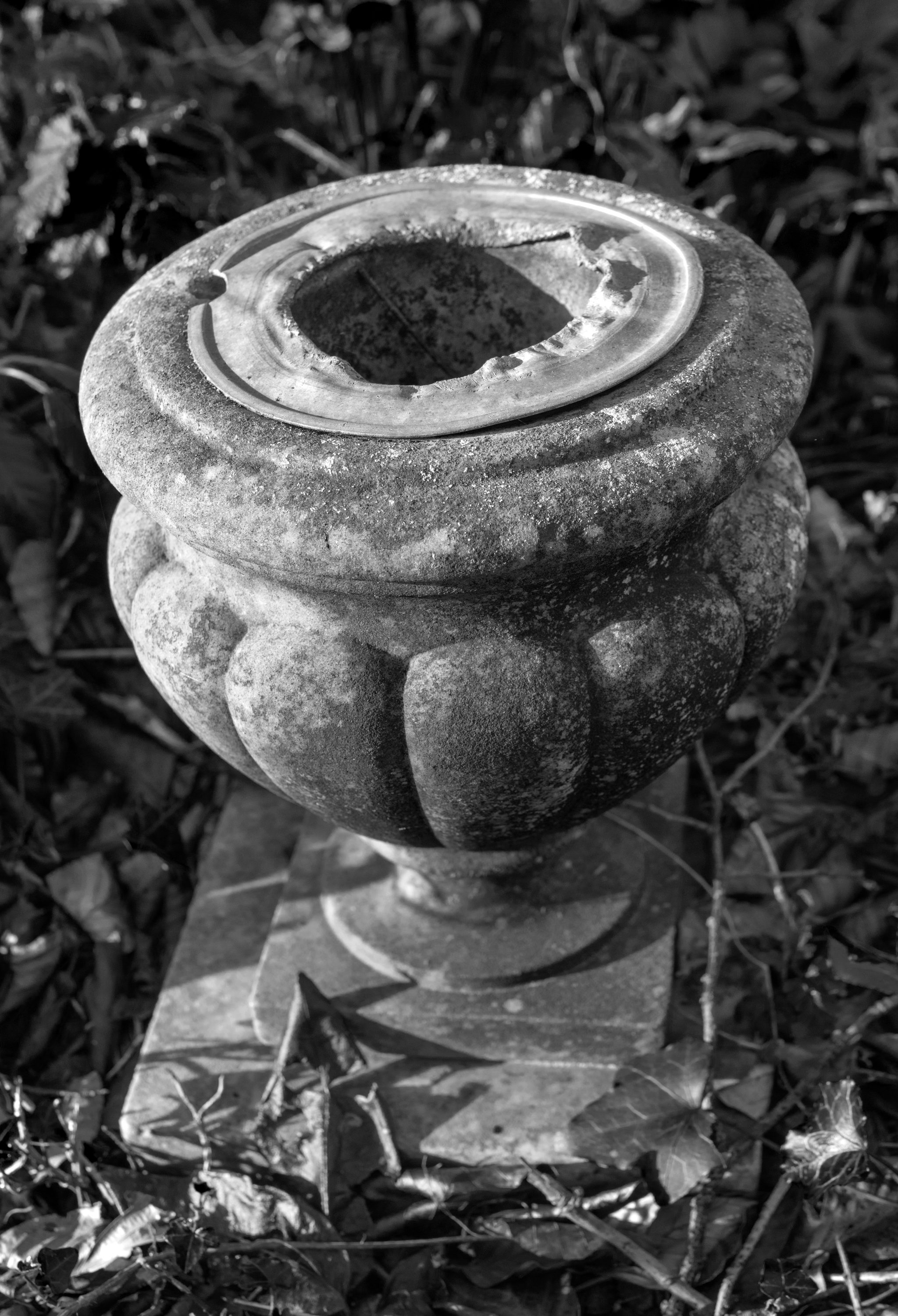 Decorative urn 